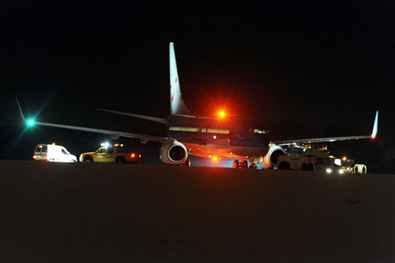 Ze zejm namrzlé ranveje na letiti v Newcastle sklouzl v noci dopravní letoun se 196 lidmi na palub (25. listopadu 2010)