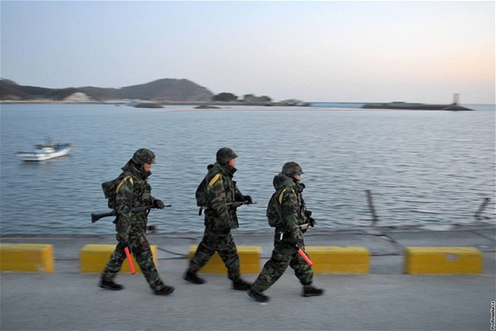 Jihokorejtí vojáci steí pobeí ostrova Jonpchjong (28. listopadu 2010)