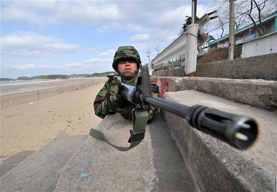 Jihokorejský voják se úastní spolených námoních manévr s USA (