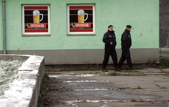 Mstská policie obchází místo jednoho z útok v Ostrav-Zábehu (28. listopadu 2010)