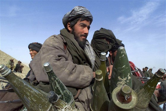 Afgánský bojovník Talibanu nedaleko vesnice Amirabad
