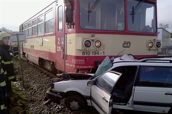 Sráka motorového vlaku s autem na pejezdu v Netolicích