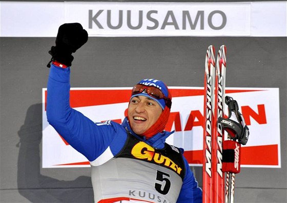 GESTO VÍTZE. Ruský bec na lyích Alexander Legkov se raduje z vítzství v miniturné v Kuusamu.