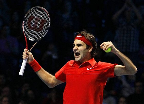 RADOST VÍTZE. Roger Federer si vychutnává triumf na Turnaji mistr