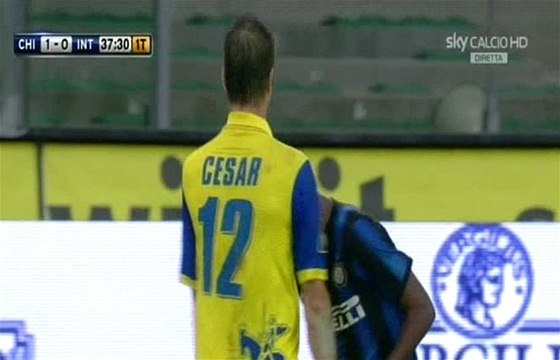 BUM! Samuel Eto´o z Interu Milán uhodil hlavou do Bostjana Cesara z Chieva. Snímek poízen z vysílání televize Sky Calcio. 