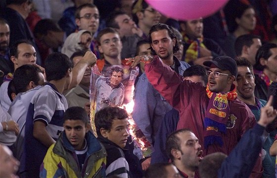 NENÁVIST. Fanouci Barcelony nesnáí Real Madrid. A protoe do hlavního msta pestoupil na zaátku tisíciletí i Luis Figa, nemli rádi ani jeho. Proto na tribun pálili jeho plakát, kde u je v dresu nenávidného rivala.