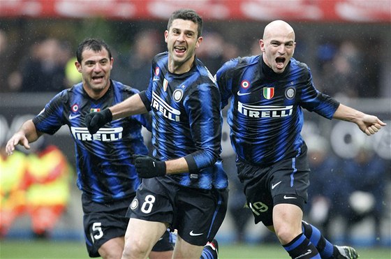 RADOST. Hrái Interu Milán se radují ze vstelené branky. Zleva: Dejan Stankovi, Thiago Motta a Esteban Cambiasso.