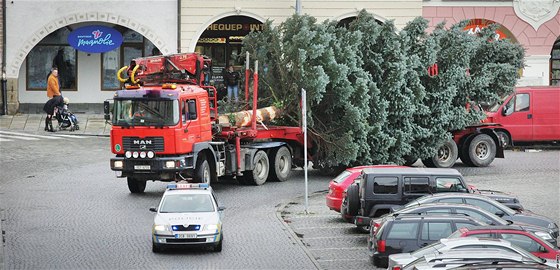 Nákladní auto piváí za doprovodu policie vánoní strom na námstí Pemysla Otakara II. 