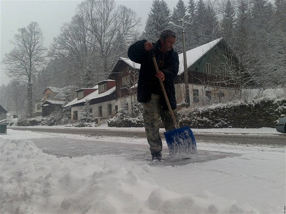 Jan Zeleák uklízí sníh na autobusové zastávce v Hojsov Strái (23. listopadu 2010). 