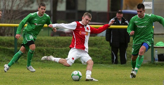 Slávista Jakub Hora stílí mezi karlovarskými fotbalisty Janem Stakem (vlevo) a Michalem Habaiem.