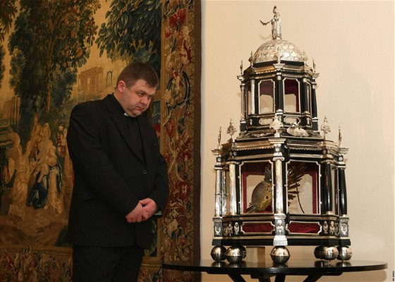 Fará olomoucké katedrály sv. Václava Ladislav virák ped vnitní ásti relikviáe svaté Pavlíny. Celý ho uvidí veejnost na nové výstav.