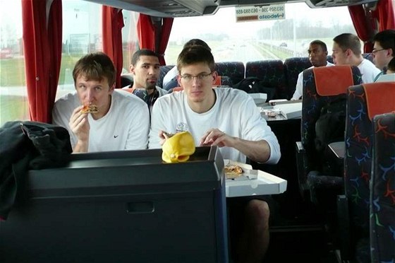 NA CEST. Obd basketbalist Nymburka po píletu do Blehradu vyeila pizza do autobusu. Vlevo Ladislav Sokolovský, vpravo Pavel Pumprla.
