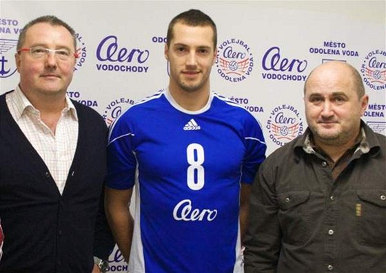 Milo Stojkovi (uprosted) coby posila Aera Odolena Voda. Vítají ho manaei klubu Antonín Lébl (vlevo) a Pavel Horák