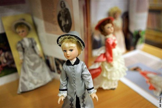 Výstava panenek jako románových hrdinek v krajské knihovn v Havlíkov Brod.