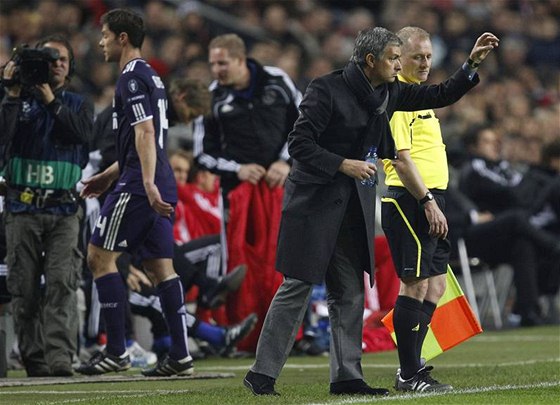 ZBYTENÉ. Trenér José Mourinho (vpravo) peskupuje ady Realu Madrid poté, co se nechal zbyten vylouit Xabi Alonso (vlevo).