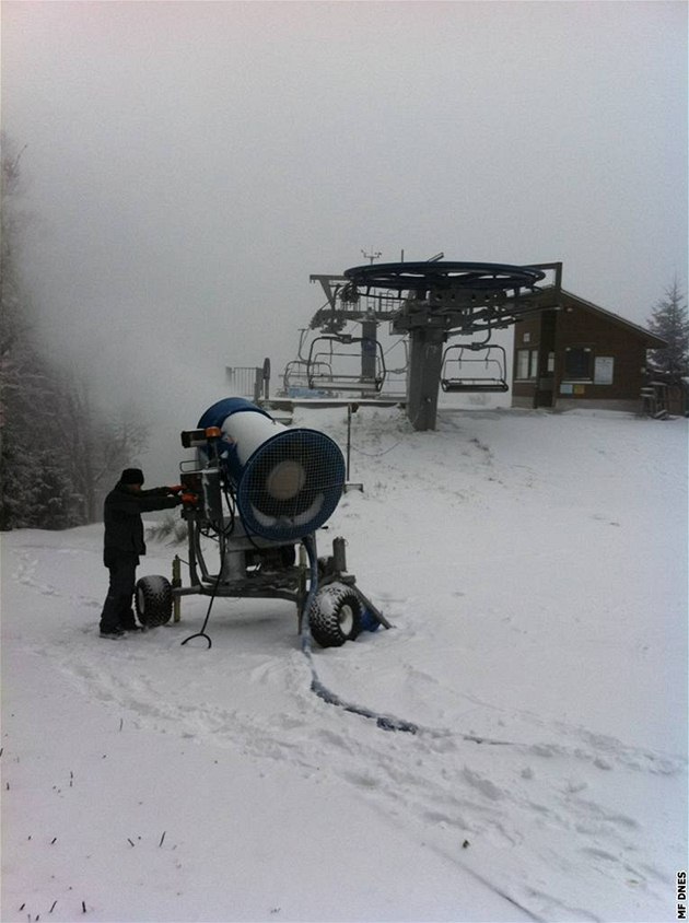 Na Špičáku jedou od minulého pondělí  sněžná děla naplno, navíc napadlo i půl metru přírodního sněhu, a tak na lyžaře o víkendu čekají skvělé podmínky