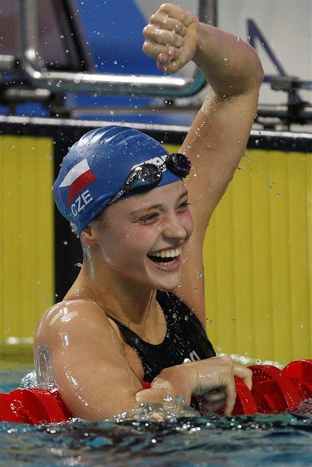 Česká plavkyně Simona Baumrtová se raduje ze zisku bronzové medaile na ME v Nizozemsku. Byla třetí v závodě 50 metrů znak.