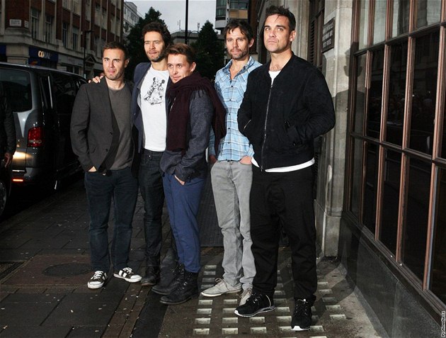 Take That p�ed budovou britského Radia 1 (27. �íjna 2010)