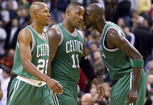 JEDEN ZÁPAS Z MNOHA. Sázka� vsadil i na výhru basketbalist� Bostonu. K tomu p�idal dal�ích dev�tat�icet zápas�.