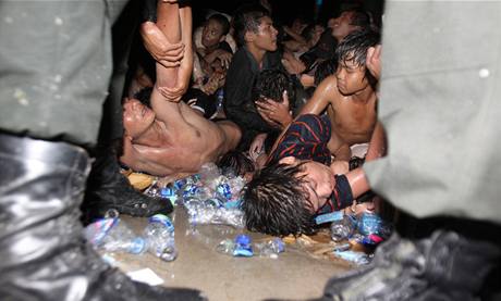 Zejm pes 180 lid zemelo v tlaenici v Kambodi bhem oslav konce de. (22. listopadu 2010)