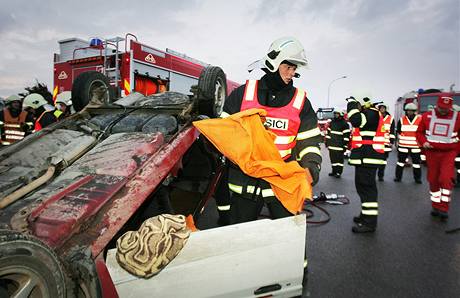Simulace nehody autobusu a osobnho automobilu v eskch Velenicch.