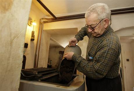 Otakar Stibor z Vsky na Liberecku odhaduje, e letos protop o padest metrk uhl vc ne jindy.