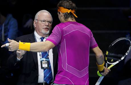 Rafael Nadal diskutuje se supervisorem ATP Tomem Barnesem o situaci ze zvru prvnho setu utkn proti Berdychovi  