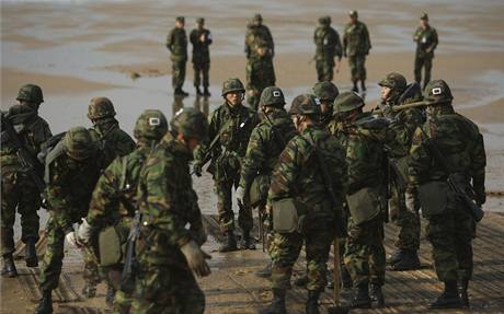 Jihokorejt vojci se astn spolench nmonch manvr s USA (28. listopadu 2010) 