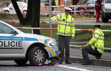 Dopravn policist vyetuj nehodu svch koleg na nmst Mru