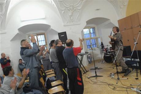 Justin Lavash koncertuje v mírovské věznici v rámci XV. ročníku festivalu Blues Alive v Šumperku 