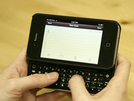 Za 1500 korun pořídíte svému iPhonu 4 vysouvací QWERTY klávesnici - iDNES.cz