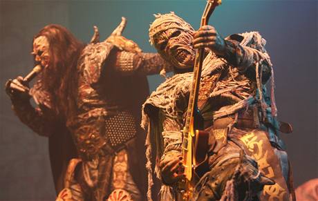 Finští Lordi během koncertu v Ostravě.