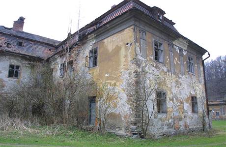 Někdejší barokní zámek Künburgů v Ropici na Třinecku je v katastrofálním stavu.