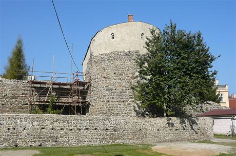 Nov opraven hradby mstskho opevnn Lipnku nad Bevou.