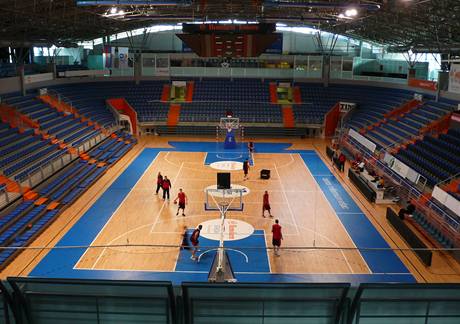 Basketbalist Nymburka bhem trninku v hale Millenium Center ve Vracu