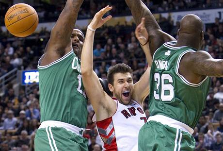 Andrea Bargnani (uprosted) z Toronta Raptors narazil na obranu Bostonu Celtics. Brn ho Glen Davis (vlevo) a Shaquille O'Neal 