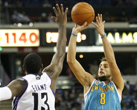 Marco Belinelli (vpravo) z New Orleans Hornets stl pes Tyrekeho Evanse ze Sacramenta Kings