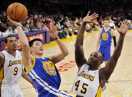 Jeremy Lin (vlevo) z Golden State Warriors zakonuje pes Derricka Caractera z LA Lakers