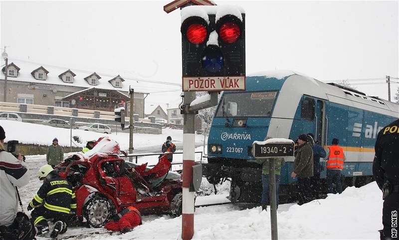 elezniní pejezd v Hradci u Stoda, kde se ráno a snhové vánice srazil mezinárodní expres s osobním autem