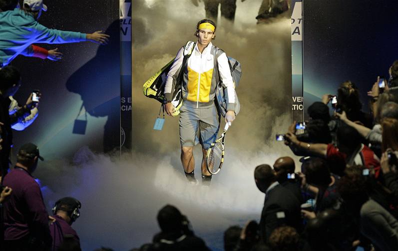 VCHÁZÍ DO ARÉNY. panlský tenista Rafael Nadal v psobivé atmosfée pichází na finále Turnaji mistr.