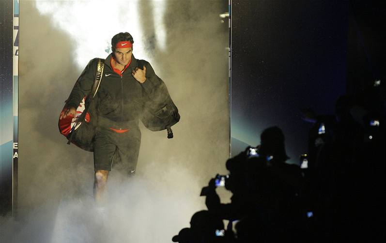 I DRUHÝ SOUPE JE TU. Z kouové clony vystupuje výcarský tenista Roger Federer. eká ho finále Turnaje mistr.