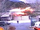 Kamery zachytily explozi severokorejského granátu na ostrov Jonpchjong (23. listopadu 2010)   