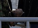 Jihokorejtí vojáci penáejí mue zranného pi severokorejském ostelování ostrova Jonpchjong (24. listopadu 2010)