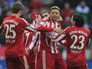 Fotbalisté Bayernu Mnichov se radují z gólu, který vstelil Anatolij Tymouk (uprosted s elenkou). 