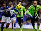 SPRINTERSKÝ SOUBOJ. Za míem spchají Cameron Jerome z Birminghamu (vlevo) a Alex, obránce Chelsea