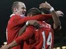 GÓLOVÁ OSLAVA. Fotbalisté Manchesteru Untied se radují z gólu, který vstelil Javier Hernandéz (uprosted)