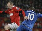 Wayne Rooney, útoník Manchesteru United (vlevo), obchází s míem Charlese N'Zogbiu z Wiganu