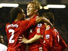 GÓLOVÁ OSLAVA. Fotbalisté Liverpoolu se radují z gólu proti West Hamu, který vstelil Dirk Kuijt
