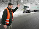 Kamion s 24tunovým nákladem uvízl u Obory u Netolic a zablokoval pravý jízdní pruh. (29. listopadu 2010)
