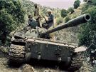 Afghántí mudáhidové na snímku z roku 1987 poté, co zajali sovtský tank T-55.